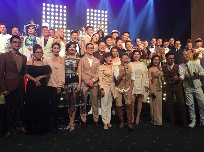 Trên môi Đàm Vĩnh Hưng&nbsp;luôn nở nụ cười hạnh phúc khi gặp lại những người thân yêu. - Tin sao Viet - Tin tuc sao Viet - Scandal sao Viet - Tin tuc cua Sao - Tin cua Sao