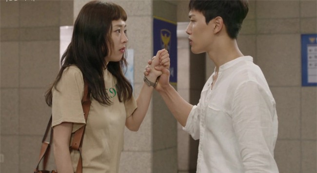 Gã chồng ngoại tình “điêu đứng” trước cảnh tượng bày ra trước mắt khi vừa tỉnh dậy trong bệnh viện sau tai nạn - Ảnh 1.