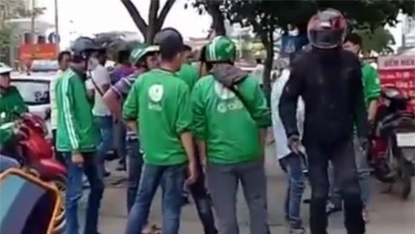 grabbike, lái xe, uber, xe ôm truyền thống, mai linh, vinasun, cạnh tranh vận tải,