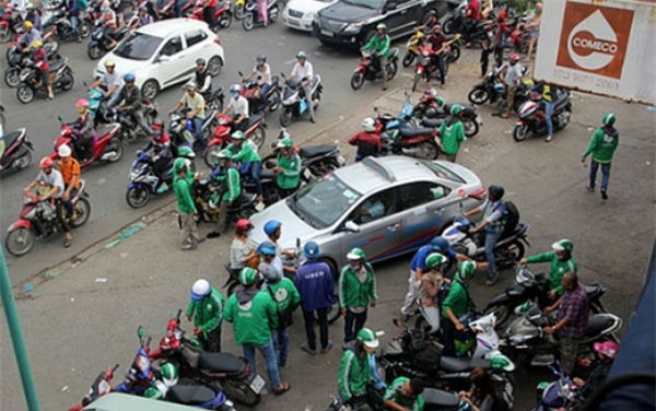 grabbike, lái xe, uber, xe ôm truyền thống, mai linh, vinasun, cạnh tranh vận tải,