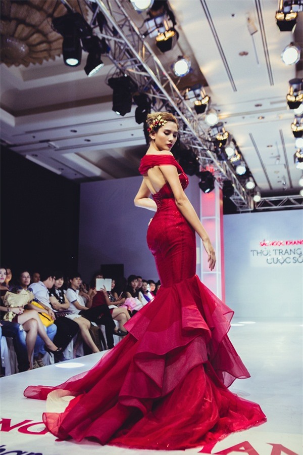 Võ Hoàng Yến và những màn catwalk đẹp thần sầu đẳng cấp quốc tế-4