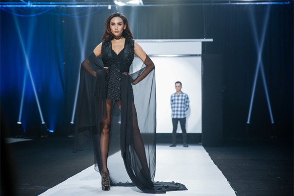 Võ Hoàng Yến và những màn catwalk đẹp thần sầu đẳng cấp quốc tế-7