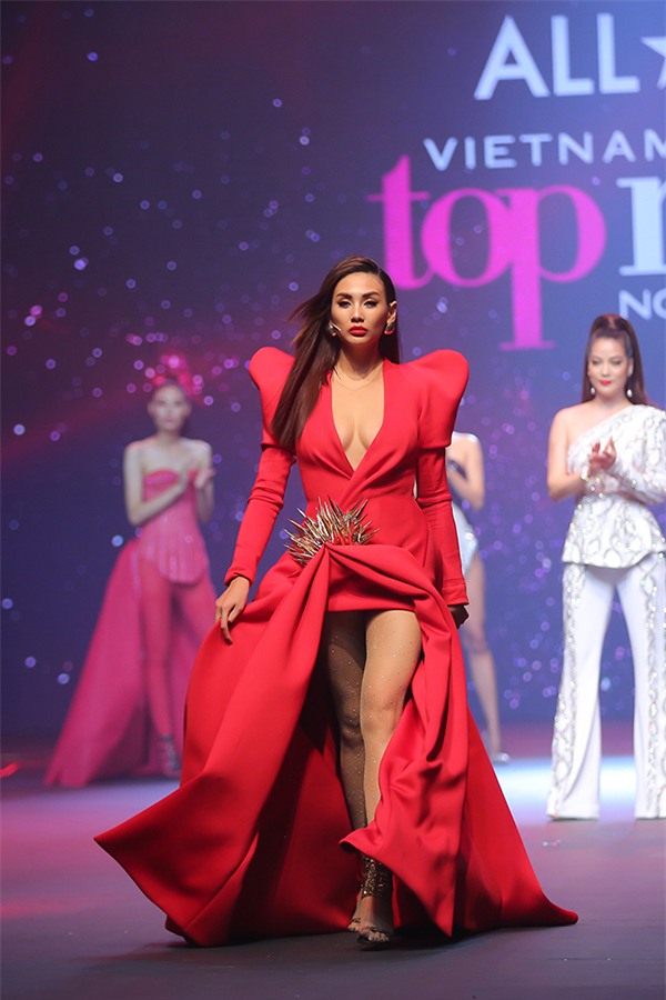 Võ Hoàng Yến và những màn catwalk đẹp thần sầu đẳng cấp quốc tế-8