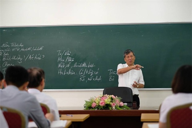 Viện trưởng Viện huyết học truyền máu trung ương nghỉ hưu, hàng trăm y bác sĩ, bệnh nhân xếp hàng chia tay trong nước mắt - Ảnh 1.