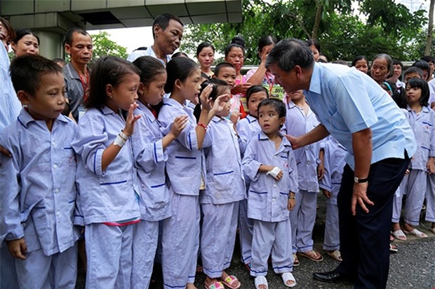 Viện trưởng Viện huyết học truyền máu trung ương nghỉ hưu, hàng trăm y bác sĩ, bệnh nhân xếp hàng chia tay trong nước mắt - Ảnh 10.