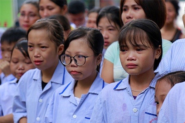 Viện trưởng Viện huyết học truyền máu trung ương nghỉ hưu, hàng trăm y bác sĩ, bệnh nhân xếp hàng chia tay trong nước mắt - Ảnh 11.