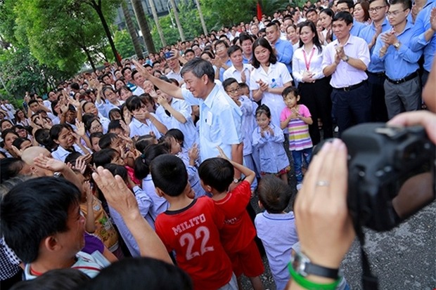 Viện trưởng Viện huyết học truyền máu trung ương nghỉ hưu, hàng trăm y bác sĩ, bệnh nhân xếp hàng chia tay trong nước mắt - Ảnh 12.