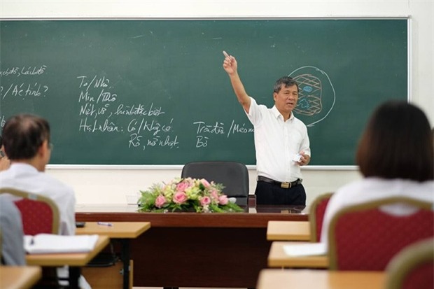 Viện trưởng Viện huyết học truyền máu trung ương nghỉ hưu, hàng trăm y bác sĩ, bệnh nhân xếp hàng chia tay trong nước mắt - Ảnh 2.