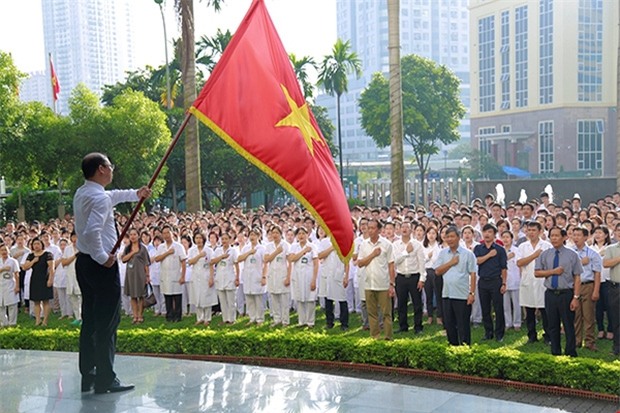 Viện trưởng Viện huyết học truyền máu trung ương nghỉ hưu, hàng trăm y bác sĩ, bệnh nhân xếp hàng chia tay trong nước mắt - Ảnh 3.