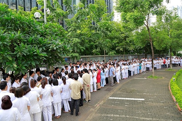 Viện trưởng Viện huyết học truyền máu trung ương nghỉ hưu, hàng trăm y bác sĩ, bệnh nhân xếp hàng chia tay trong nước mắt - Ảnh 4.
