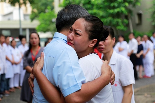 Viện trưởng Viện huyết học truyền máu trung ương nghỉ hưu, hàng trăm y bác sĩ, bệnh nhân xếp hàng chia tay trong nước mắt - Ảnh 5.