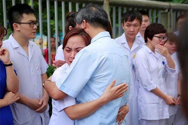 Viện trưởng Viện huyết học truyền máu trung ương nghỉ hưu, hàng trăm y bác sĩ, bệnh nhân xếp hàng chia tay trong nước mắt - Ảnh 6.