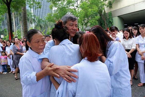 Viện trưởng Viện huyết học truyền máu trung ương nghỉ hưu, hàng trăm y bác sĩ, bệnh nhân xếp hàng chia tay trong nước mắt - Ảnh 7.