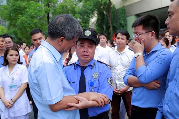 Viện trưởng Viện huyết học truyền máu trung ương nghỉ hưu, hàng trăm y bác sĩ, bệnh nhân xếp hàng chia tay trong nước mắt - Ảnh 8.