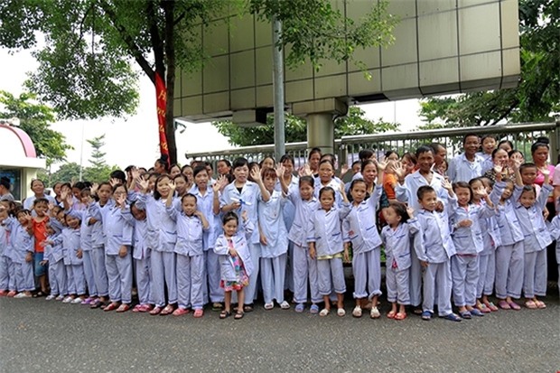 Viện trưởng Viện huyết học truyền máu trung ương nghỉ hưu, hàng trăm y bác sĩ, bệnh nhân xếp hàng chia tay trong nước mắt - Ảnh 9.