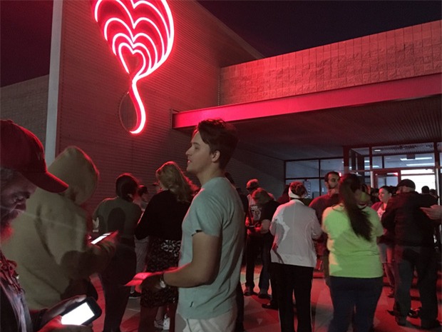 Xả súng ở Las Vegas: Hàng trăm người xếp hàng 6 giờ đồng hồ để chờ hiến máu - Ảnh 1.
