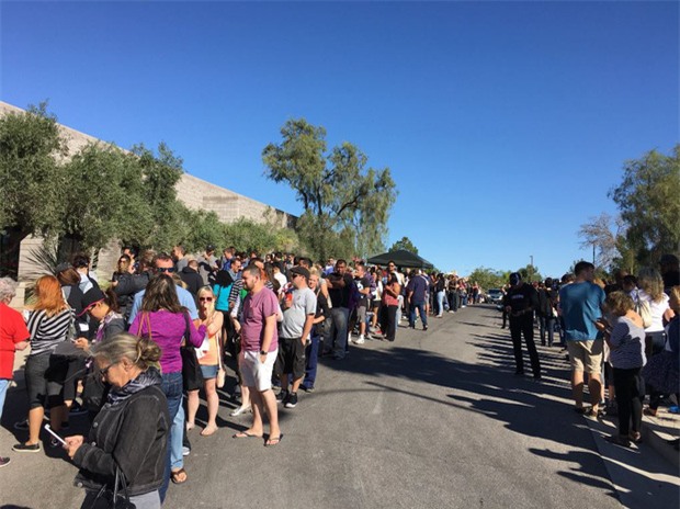 Xả súng ở Las Vegas: Hàng trăm người xếp hàng 6 giờ đồng hồ để chờ hiến máu - Ảnh 2.