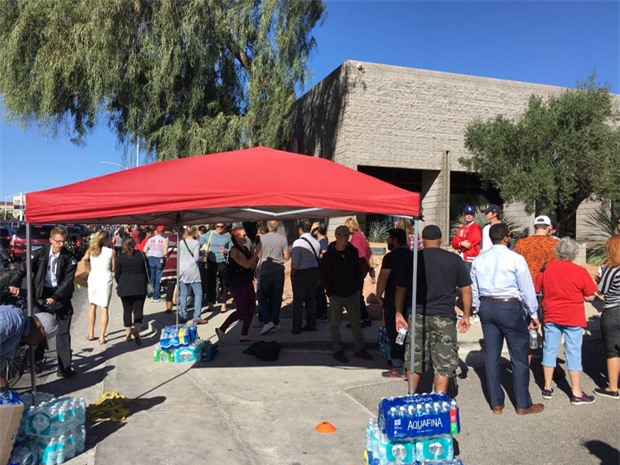 Xả súng ở Las Vegas: Hàng trăm người xếp hàng 6 giờ đồng hồ để chờ hiến máu - Ảnh 3.