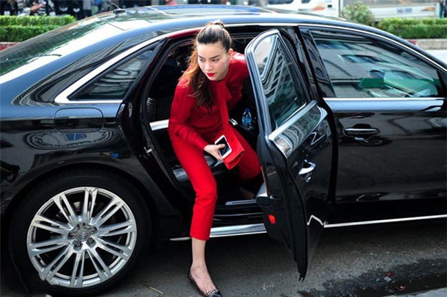 Tiếp đó, cô lại di chuyển bằng một chiếc xe hơi màu đen bóng bẩy và đắt đỏ khác... - Tin sao Viet - Tin tuc sao Viet - Scandal sao Viet - Tin tuc cua Sao - Tin cua Sao