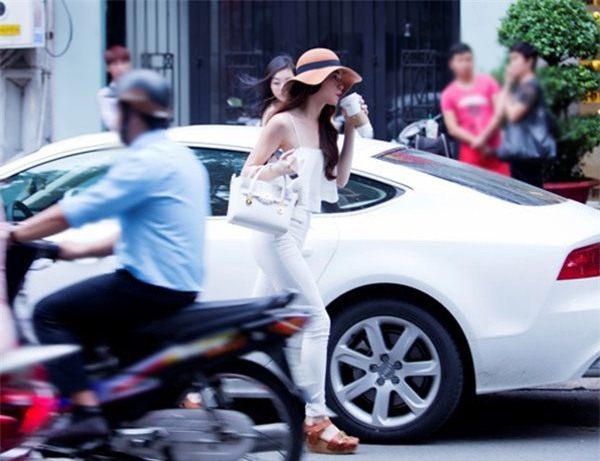 Hình ảnh Hồ Ngọc Hà xuất hiện bên những chiếc xe sang đã không còn gì xa lạ với mọi người. - Tin sao Viet - Tin tuc sao Viet - Scandal sao Viet - Tin tuc cua Sao - Tin cua Sao