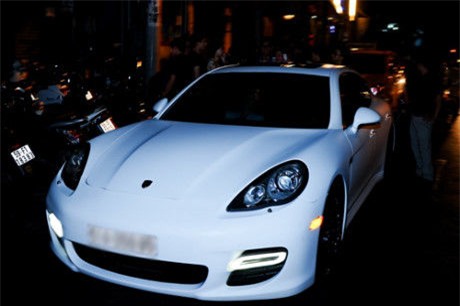 Sau đó, chiếc xe này được sơn lại thành màu trắng quý phái. - Tin sao Viet - Tin tuc sao Viet - Scandal sao Viet - Tin tuc cua Sao - Tin cua Sao