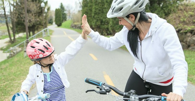 Nghiên cứu khoa học chỉ ra đa số bố mẹ đang khen con sai, 3 cách này mới là đúng - Ảnh 2.