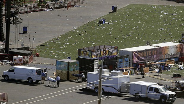 Cảnh tượng đau lòng sau vụ thảm sát đẫm máu nhất nước Mỹ: Túi đựng thi thể chồng chất, máu vương vãi khắp nơi - Ảnh 2.