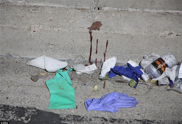 Cảnh tượng đau lòng sau vụ thảm sát đẫm máu nhất nước Mỹ: Túi đựng thi thể chồng chất, máu vương vãi khắp nơi - Ảnh 6.