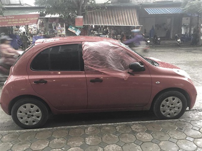 Chiếc áo mưa giấy, xe mất ô cửa và hành động đẹp khiến nhiều người thích thú - Ảnh 2.