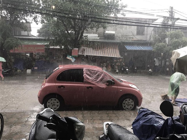 Chiếc áo mưa giấy, xe mất ô cửa và hành động đẹp khiến nhiều người thích thú - Ảnh 3.