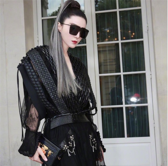 Phạm Băng Băng chơi hẳn màu tóc khói bạc xuất hiện cực chất tại show diễn của Louis Vuitton - Ảnh 4.