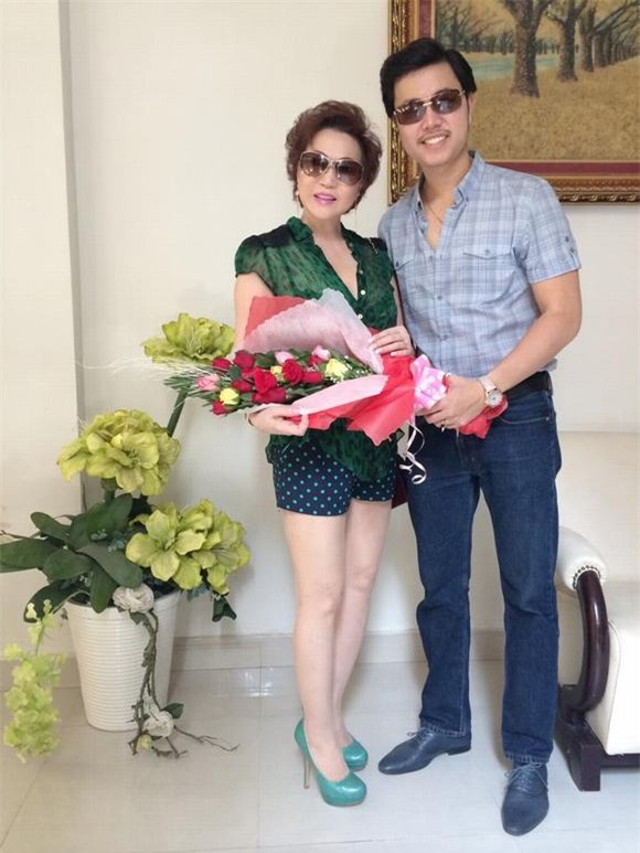 Ngày 20/10, anh khiến nhiều phụ nữ phải ghen tỵ với Yvonne khi chia sẻ dù đi công tác xa những anh vẫn cố gắng sắp xếp quay về bên cạnh người tình đúng ngày 20/10.