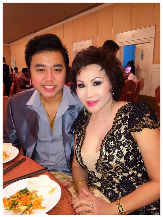 Khi xuất hiện cùng nhau ở sự kiện, Hoàng Việt luôn dành cho Yvonne những cử chỉ tình tứ như người mới yêu nhau.