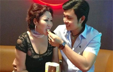 Người ta thường xuyên thấy hình ảnh nam người mẫu đút đồ ăn cho bồ già dù bất cứ ở đâu, trong không gian nào.