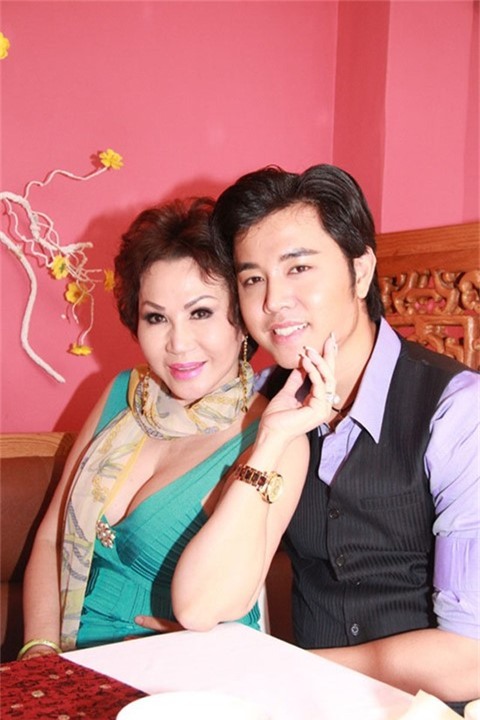 Vì yêu một người phụ nữ giàu có lại hơn mình quá nhiều tuổi nên Vũ Hoàng Việt đã từng nhiều lần bị đồn thổi là kẻ đào mỏ.