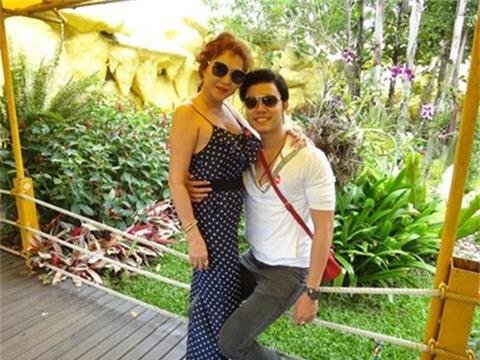 Đứng trước nghi vấn cặp với người đáng tuổi mẹ vì hám tiền, top 5 Siêu mẫu Việt Nam 2011 khẳng định mối quan hệ giữa anh và Yvonne Thuý Hoàng là tình yêu thực sự. Nam người mẫu điển trai còn tiết lộ, anh đã nhiều lần cầu hôn bạn gái song đều bị từ chối vì nữ Việt kiều muốn giữa hai người “mãi chỉ là tình nhân”.