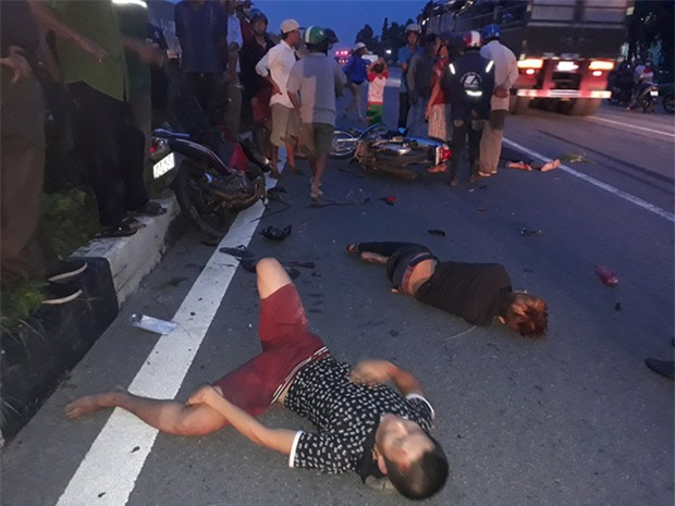 Cú va chạm kinh hoàng khi nhóm nam nữ chạy ngược chiều tốc độ cao - Ảnh 2.