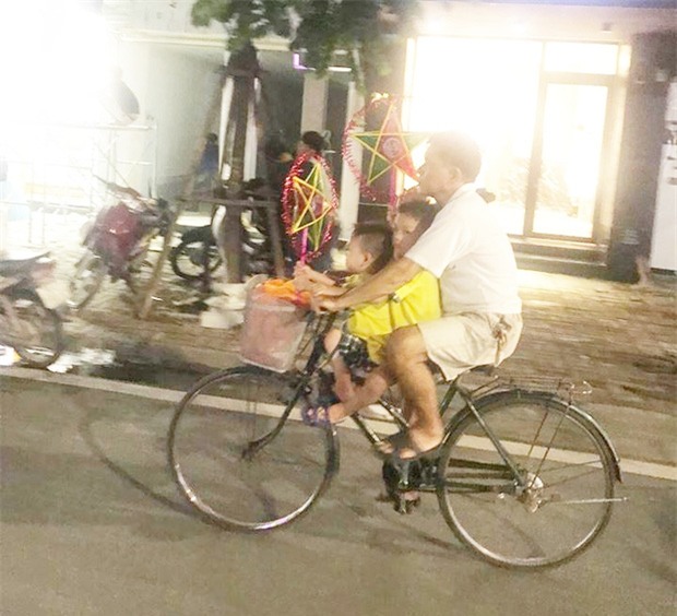 Bình yên và hạnh phúc chỉ đơn giản như vậy: Người cha đạp xe đưa 2 con đi chơi, mua đèn ông sao trong đêm Trung thu - Ảnh 2.