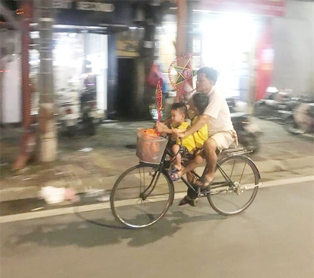 Bình yên và hạnh phúc chỉ đơn giản như vậy: Người cha đạp xe đưa 2 con đi chơi, mua đèn ông sao trong đêm Trung thu - Ảnh 3.