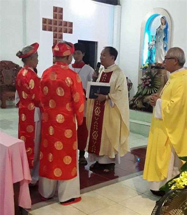 chau trai khoe "dam cuoi kim cuong" cua "ong ba anh" gan 90 tuoi khien dan mang tron mat - 6