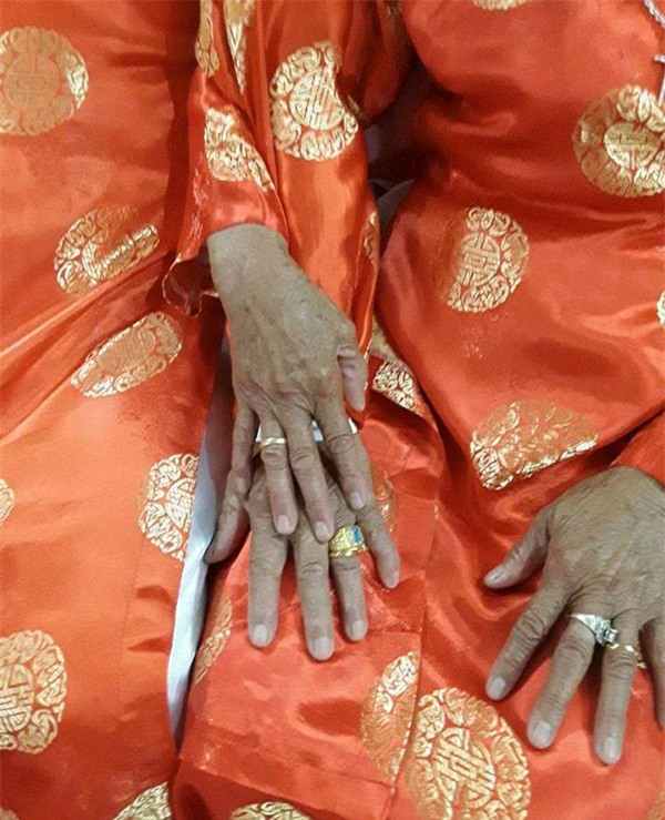 chau trai khoe "dam cuoi kim cuong" cua "ong ba anh" gan 90 tuoi khien dan mang tron mat - 9