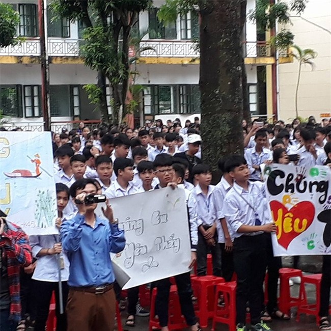 Thêm 1 chuyện "Sống tử thế được gì?": Thầy Hiệu trưởng chuyển công tác, hàng trăm HS ở Ninh Bình xếp hàng khóc - Ảnh 2.