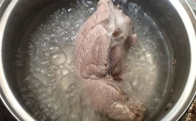 Chuyên gia đầu ngành: Nhiều người sai lầm khi luộc thịt khiến chất độc không thôi ra được