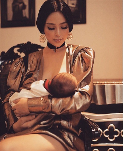 2 tuần sau sinh con, Huyền Baby đã tái xuất xinh đẹp, tự tin khoe ảnh trang điểm lộng lẫy cho con bú - Ảnh 1.