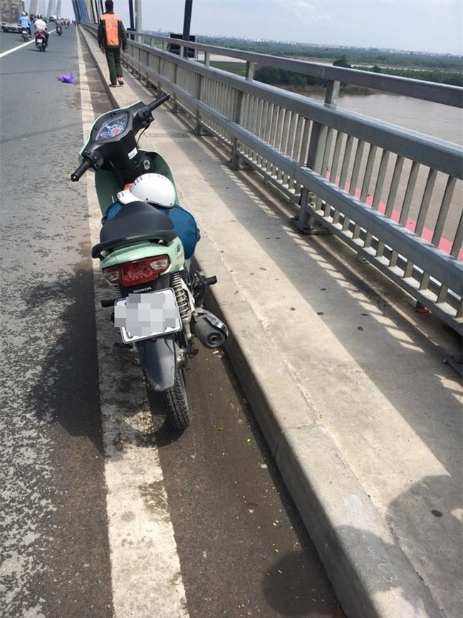 Hà Nội: Thanh niên nhảy cầu tự tử không chết, tự bơi vào bờ ngồi cười sau đó được lực lượng chức năng đưa về nhà - Ảnh 4.