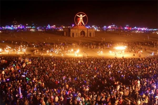 ba me gay choang khi "quay" nhiet tinh giua le hoi am nhac ma nguc van deo may hut sua - 1