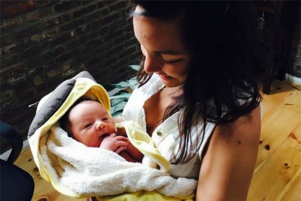 ba me gay choang khi "quay" nhiet tinh giua le hoi am nhac ma nguc van deo may hut sua - 2