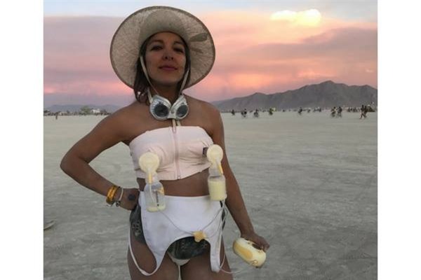 ba me gay choang khi "quay" nhiet tinh giua le hoi am nhac ma nguc van deo may hut sua - 3