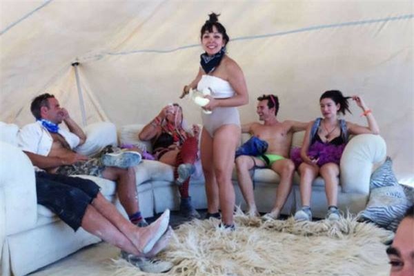 ba me gay choang khi "quay" nhiet tinh giua le hoi am nhac ma nguc van deo may hut sua - 4