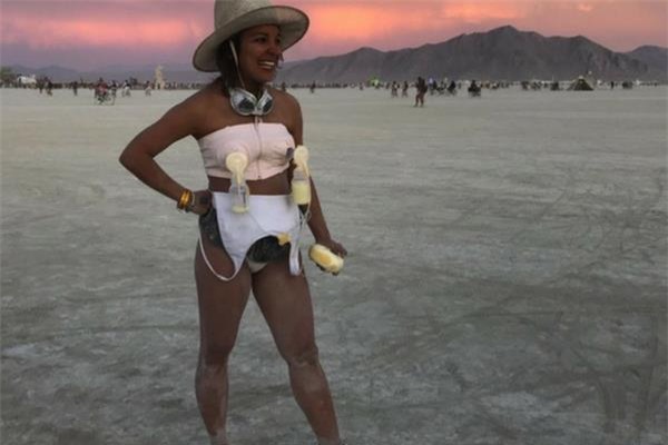 ba me gay choang khi "quay" nhiet tinh giua le hoi am nhac ma nguc van deo may hut sua - 5